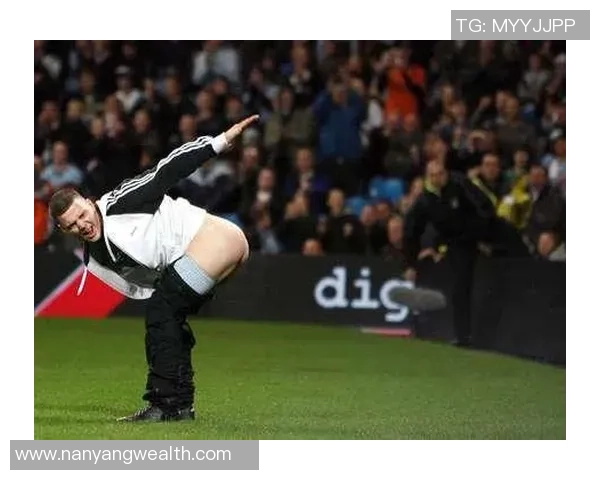 足球明星光屁股事件引发热议背后的真相与公众反应解析 足球明星光屁股事件引发热议背后的真相与公众反应解析