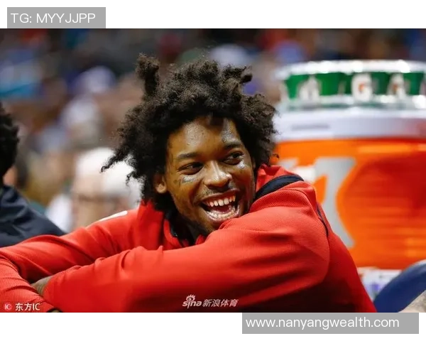 足球明星发型闪电图片展示个性魅力与时尚风潮的完美结合 足球明星发型闪电图片展示个性魅力与时尚风潮的完美结合