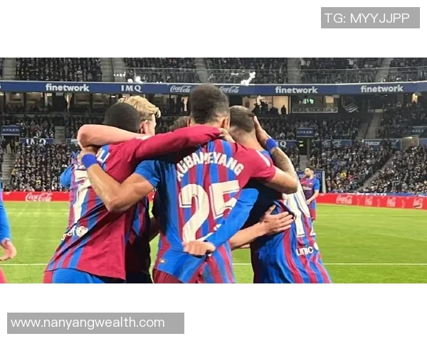 足球明星在赛场上逆袭成功击败劲敌展现超凡实力与团队合作精神